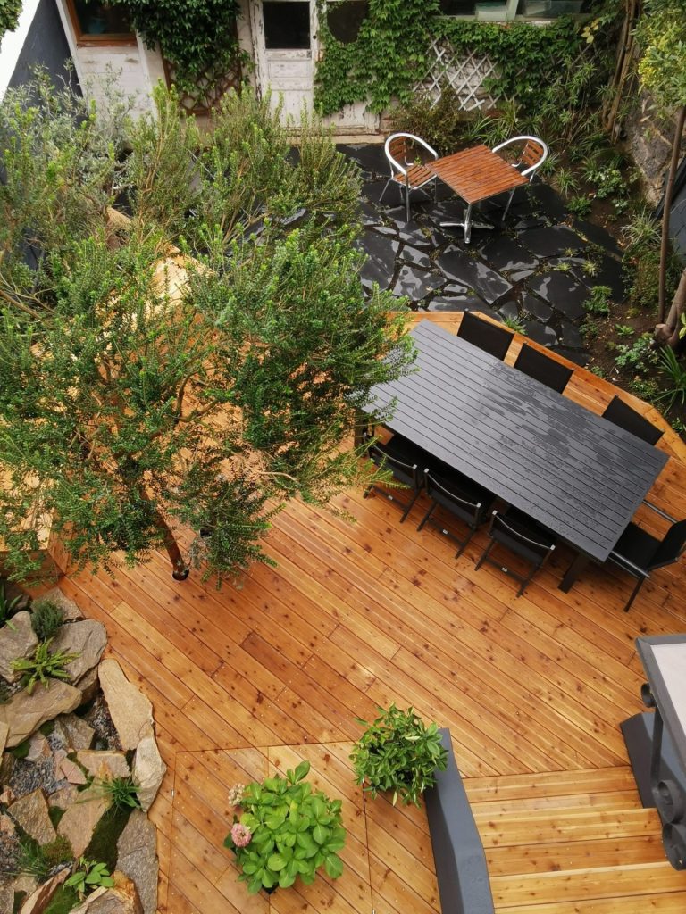 Autre vue d’ensemble de la terrasse en mélèze terminée à Colombes (92)