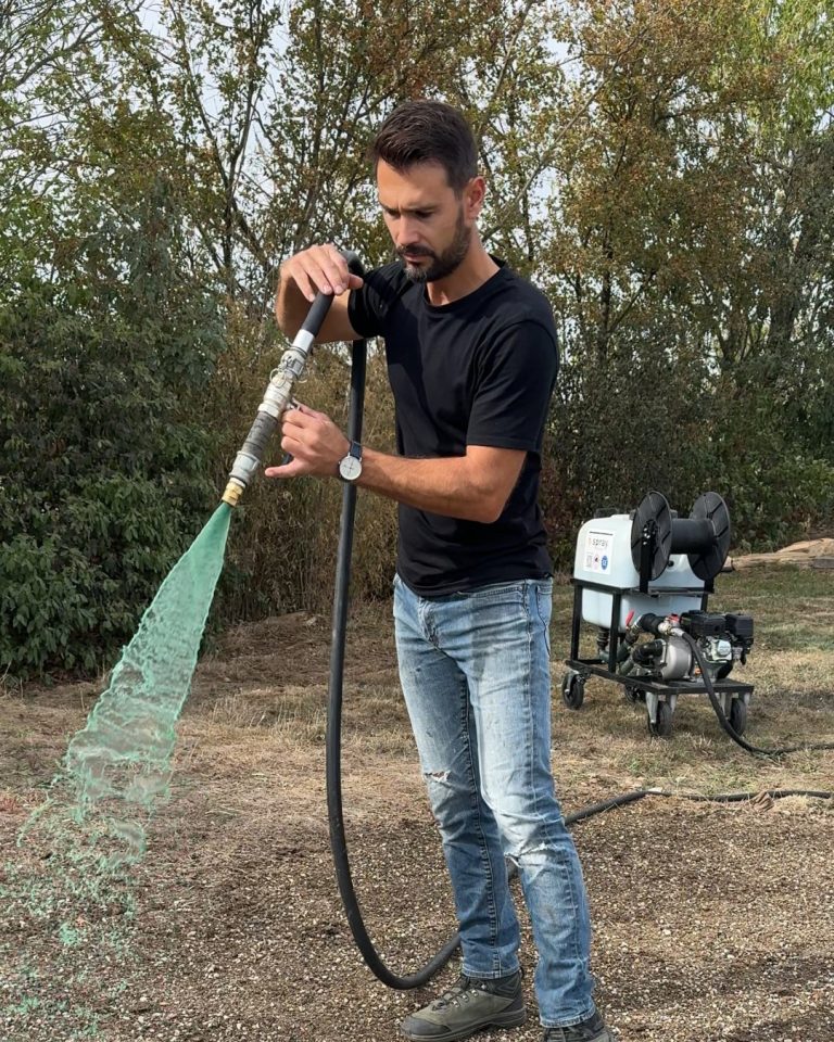 Thomas Bisson, paysagiste et concepteur, projette un semis hydraulique avec sa machine