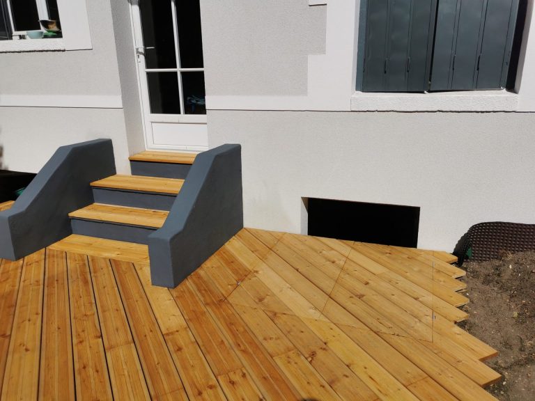 La trappe fermée, fondue dans la terrasse en mélèze à Colombes (92)