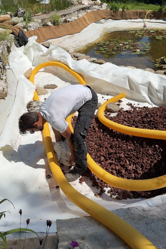 Drain annelé qui répartit l’eau aspirée du bassin au fond de la lagune, à Cruseilles (74)